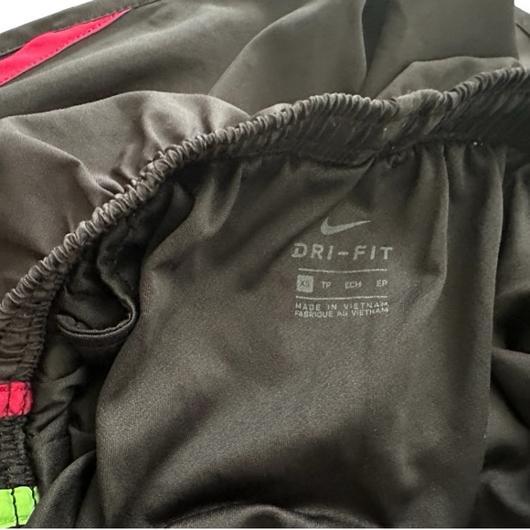 NIKE BLACK/RACER-PINK DRY TEMPO
RUNNING SHORT SIZE XS - Picture 6 of 6